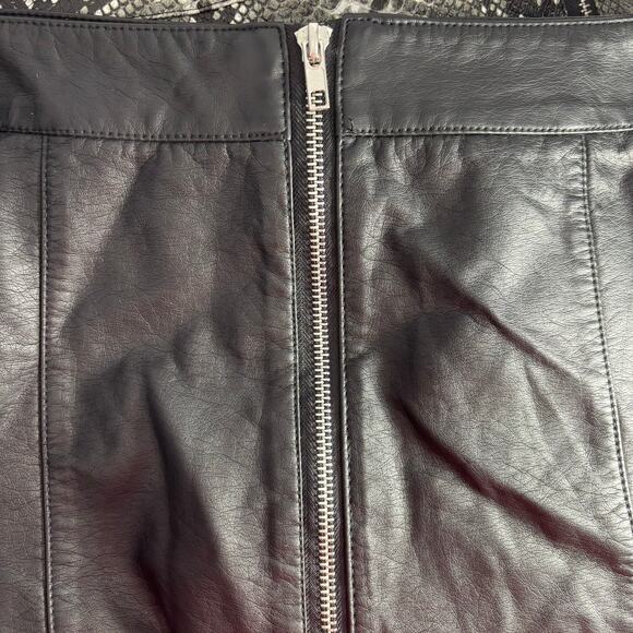 Forever 21 Womens Mini Skirt Size Medium Black Faux Leather Cowgirlcore Y2K 90s - Picture 3 of 4
